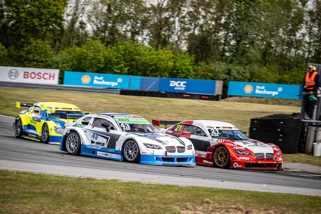 Kampen blandt Super GT’s Am-kørere har været tæt: her er Marco Dahl (22), Mathias Klingenberg (43) og Tino Egeskov (21) i kamp om pladserne.
(Foto: Grippo)